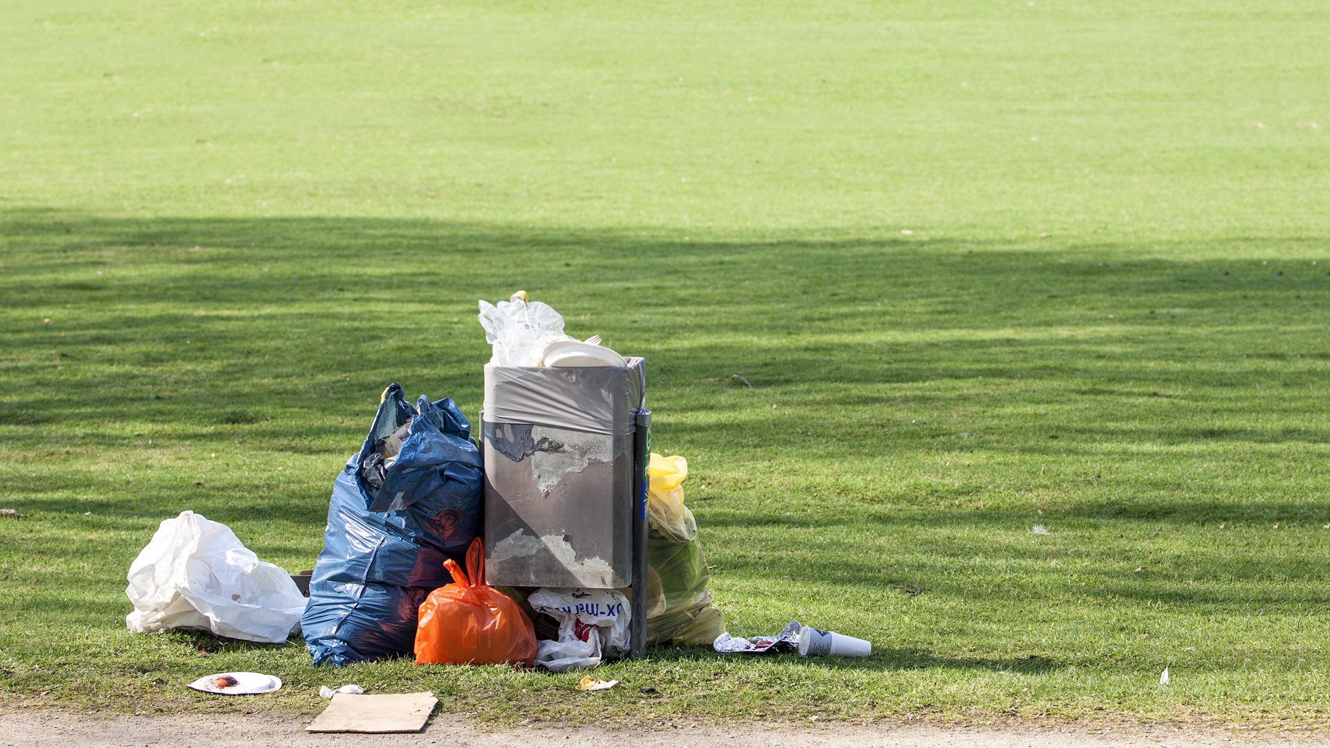 Miejski teren w pobliżu kościoła św. Kazimierza Królewicza w Suwałkach jest zaniedbany