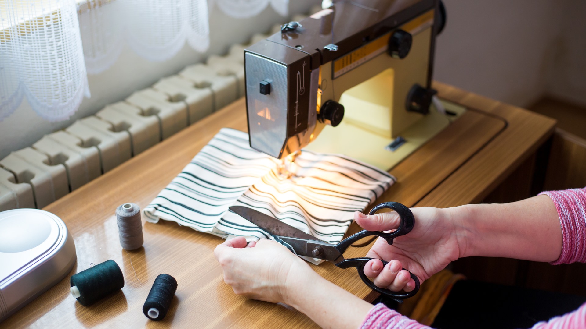 Nauka szycia strojów ludowych w ramach projektu "Tańcowała igła z nitką"