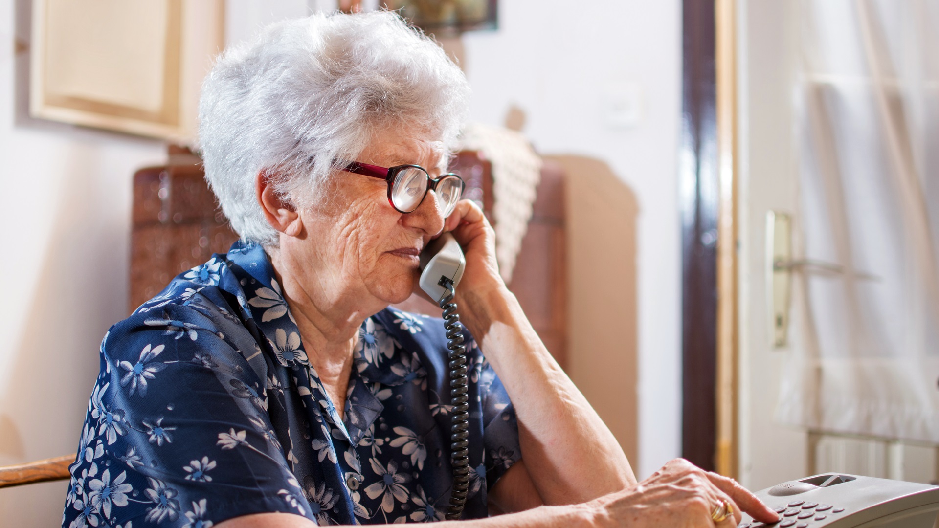 Oszust "na wnuczka" zatrzymany godzinę po odbiorze 60 tys. zł od seniorki