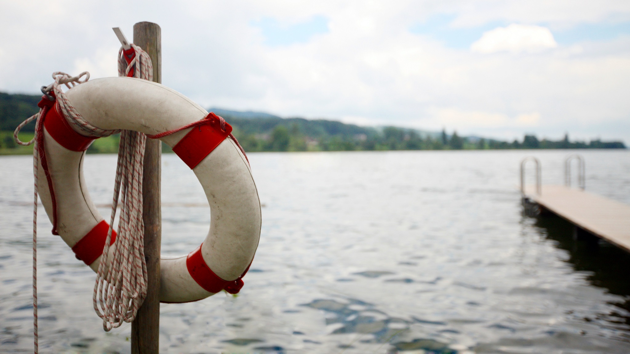 Policjant po służbie uratował 4-latka, który wpadł do jeziora Wigry