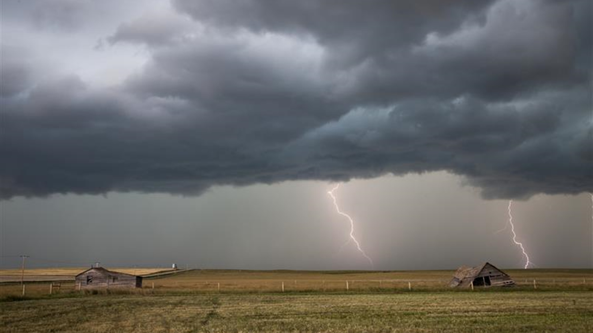 IMGW ostrzega przed burzami z silnym wiatrem