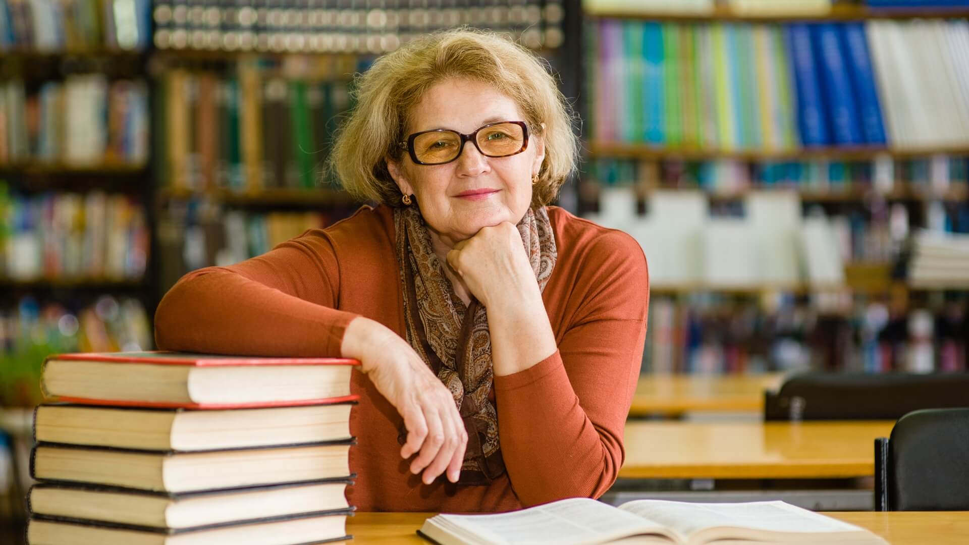 Nie muszą, a chcą pracować. Coraz więcej seniorów z prawem do emerytury wybiera pracę