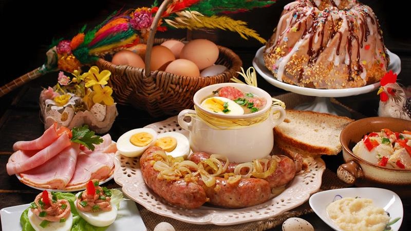 Prawie 500 paczek z potrawami na śniadanie wielkanocne rozdała Fundacja Czarneckich