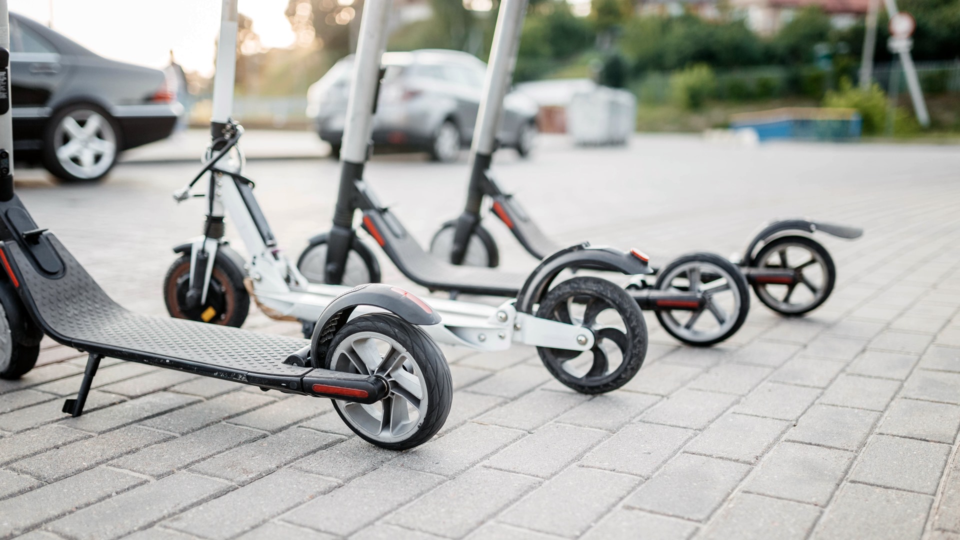 Jeżdżą za szybko i łamią przepisy - problemy z elektrycznymi hulajnogami
