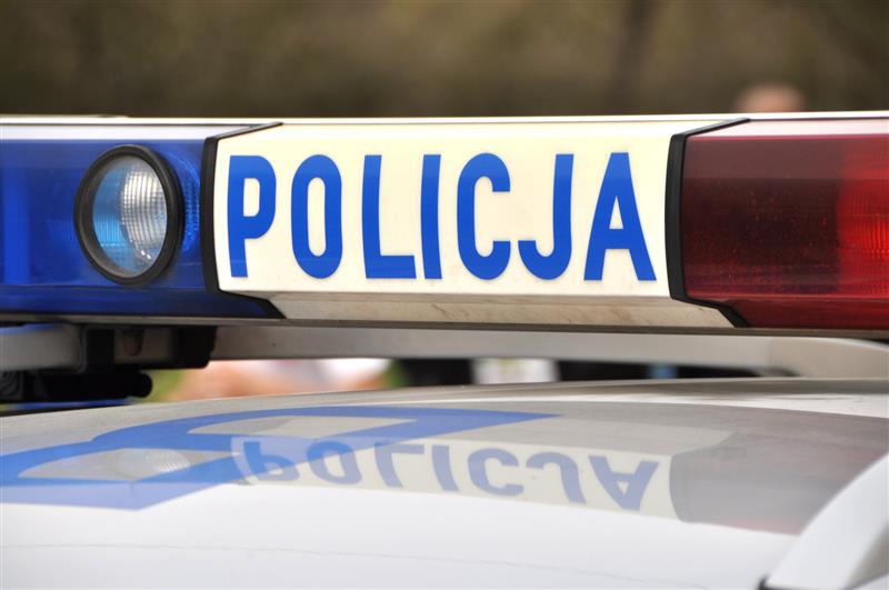 Przebite opony i wybite szyby – policja sprawdza, kto zniszczył samochód radnego PiS z Hajnówki