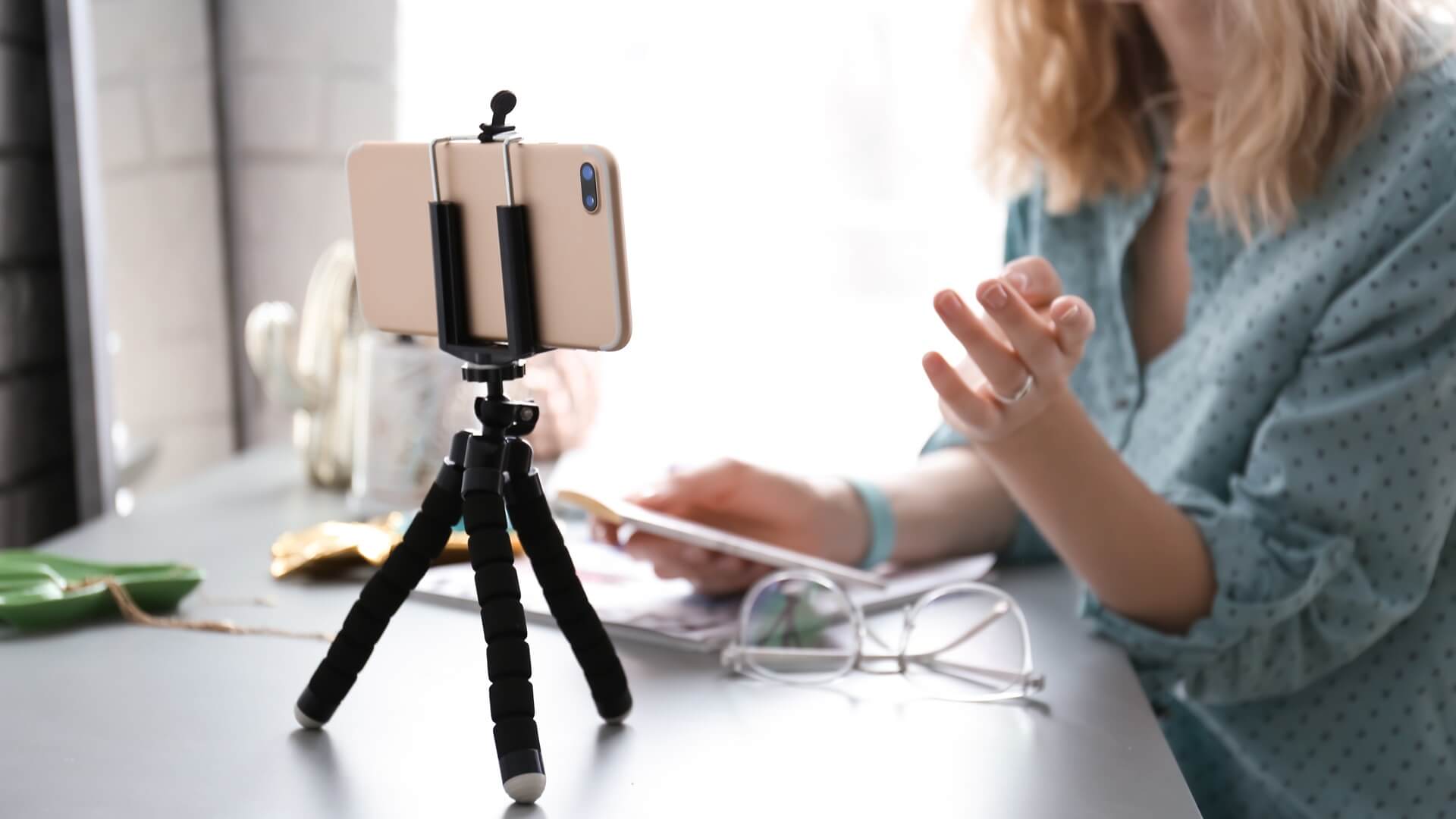 Wysyłanie "selfie" zamiast wizyt służb - tak działa "Kwarantanna domowa"