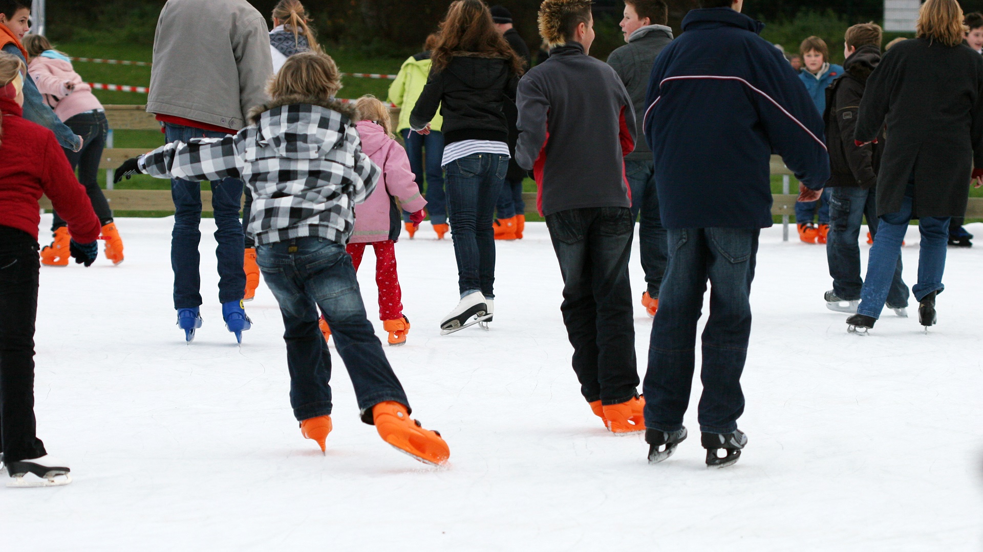 Od soboty przy Szkole Podstawowej nr 11 w Suwałkach będzie czynne miejskie lodowisko