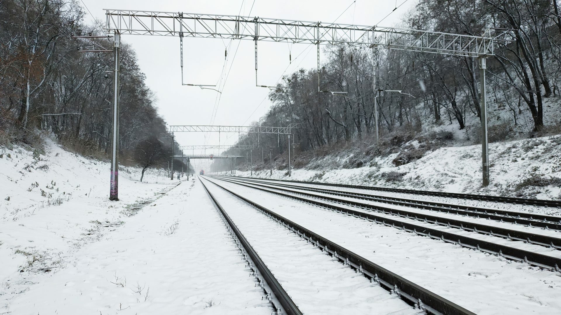 Odwołane pociągi i autobusy PKS - zima paraliżuje komunikację w regionie