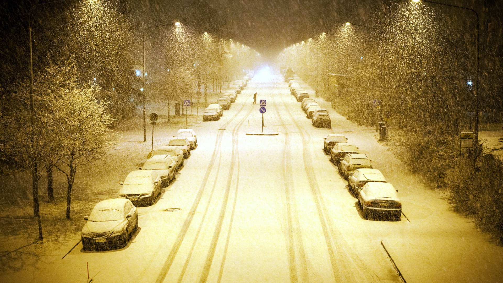 Trudne warunki na drogach w regionie po opadach śniegu