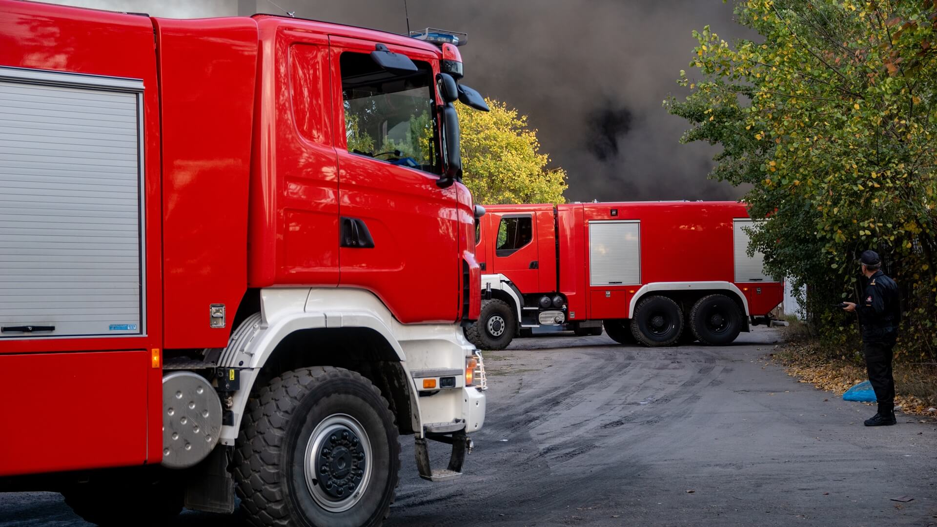 Połamane drzewa i zerwane dachy - pierwsze skutki wichury w okolicach Łomży
