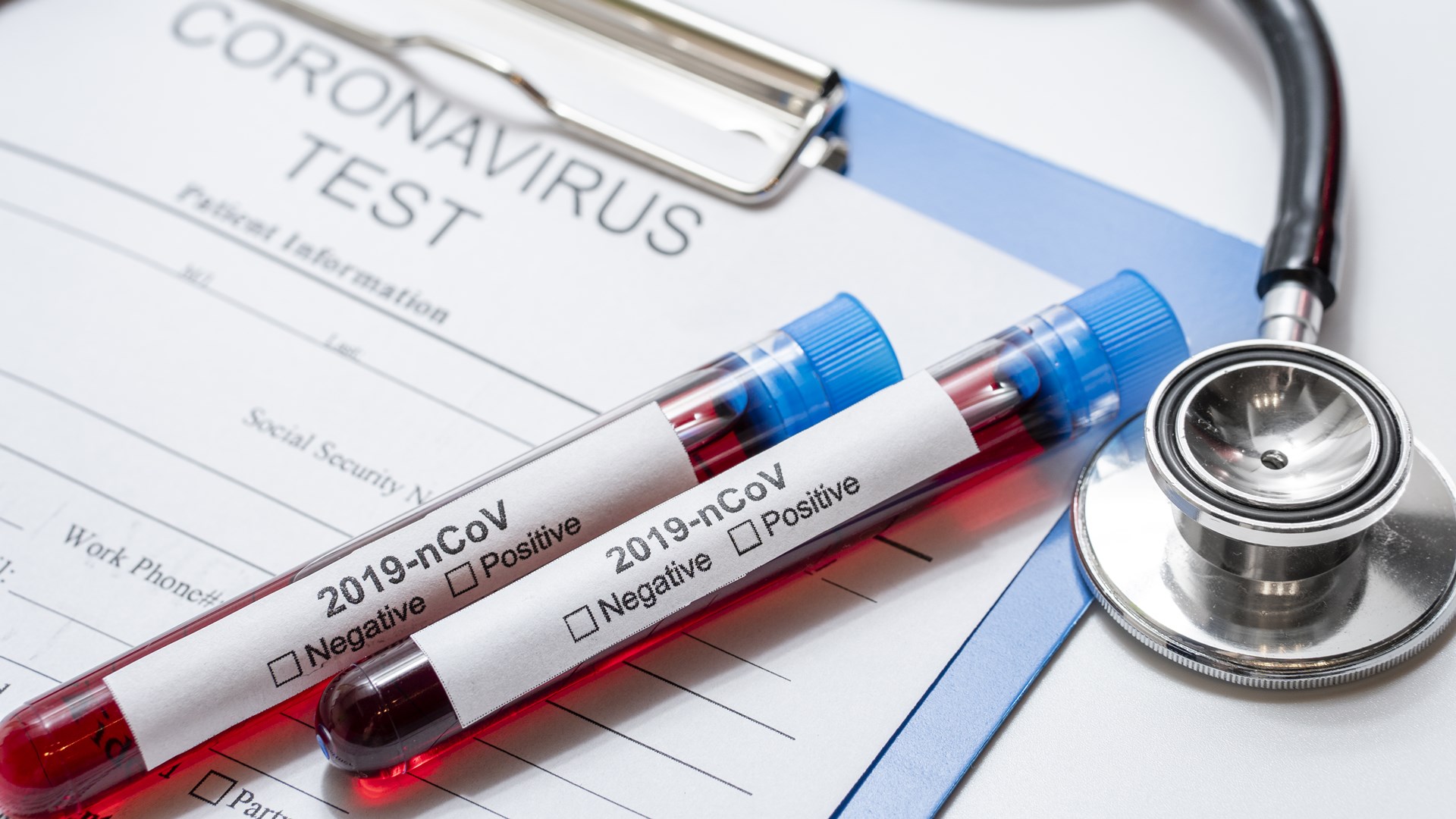 Blisko 1/4 zakażeń koronawirusem w Polsce to osoby poniżej 30. roku życia