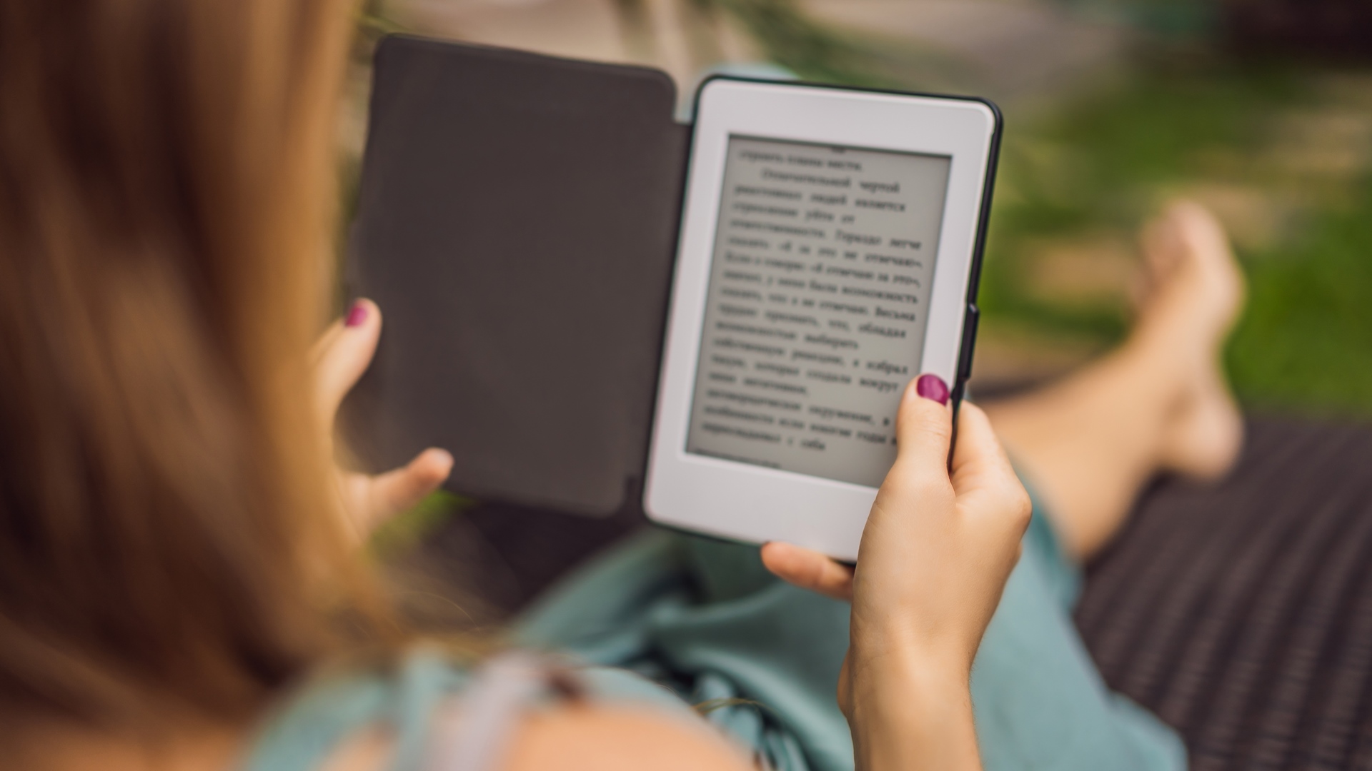 W dobie pandemii czytelnicy zamiast z tradycyjnych książek mogą korzystać z ich elektronicznych wersji