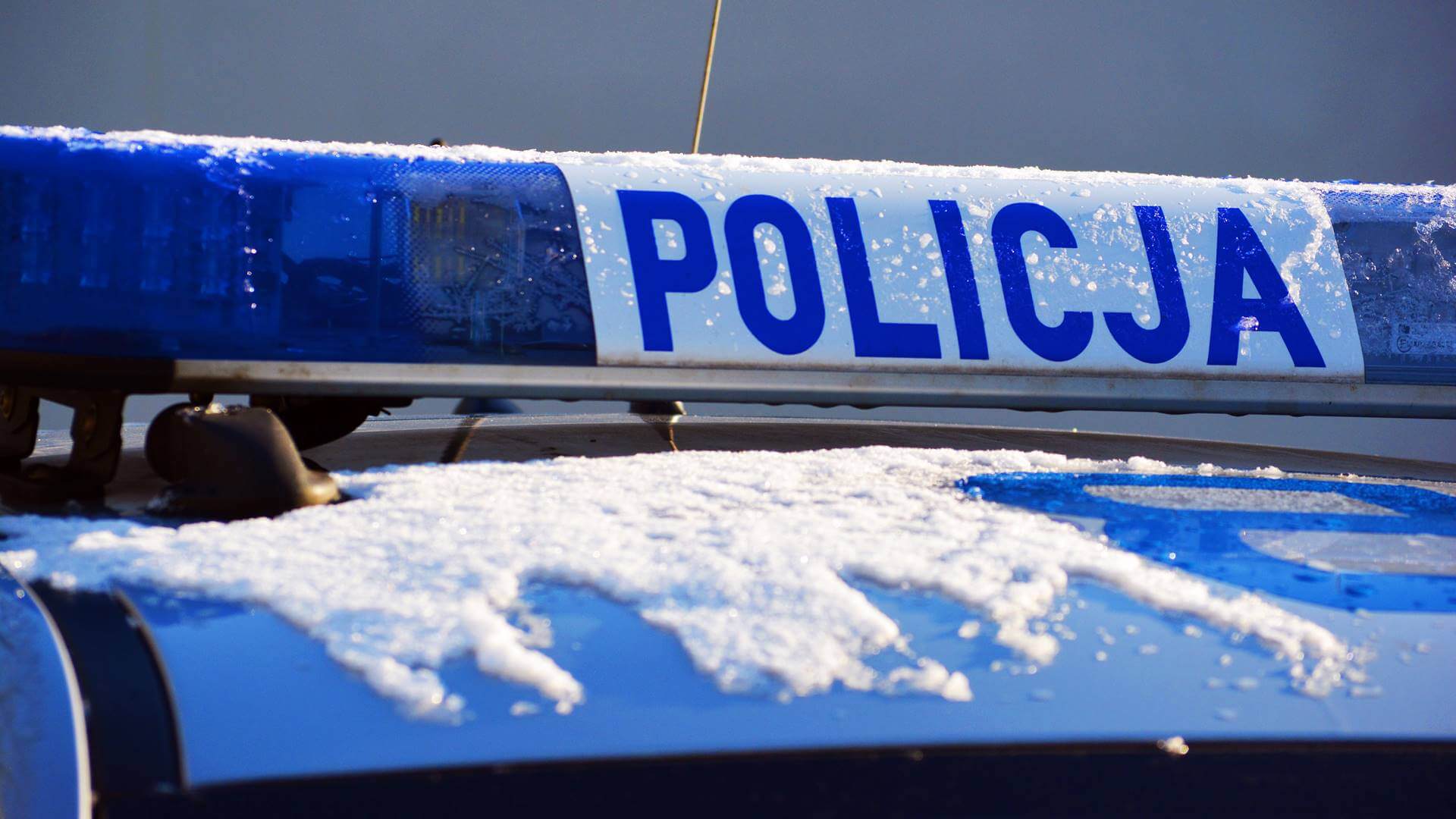 45-latka wjechała samochodem w dystrybutor i po zakupach odjechała