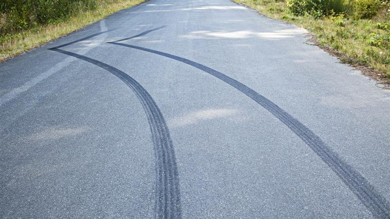 Wypadek cysterny na drodze Wizna-Radziłów - 6 tysięcy litrów oleju napędowego wylało się do rowu