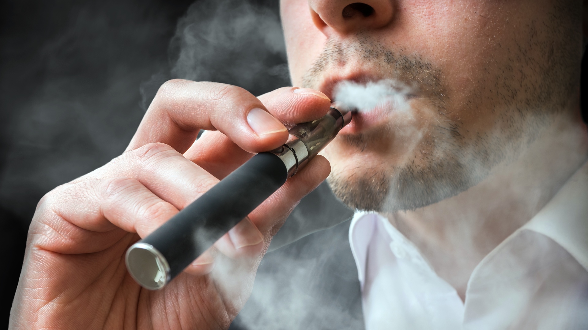 E-papierosy znacząco zwiększają ryzyko COVID-19 u nastolatków i młodych dorosłych