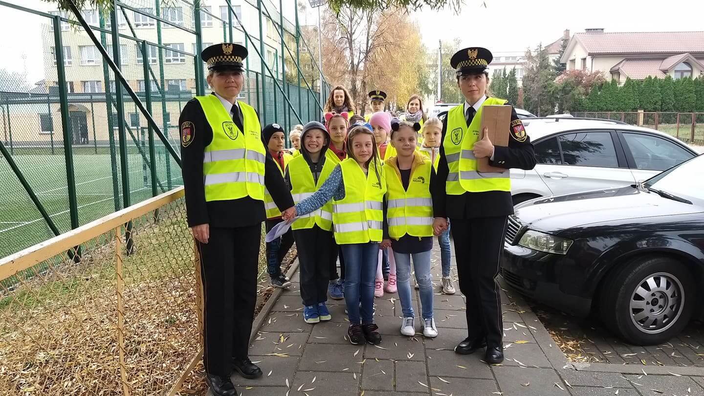 Uczniowie wspólnie z białostockimi strażnikami miejskimi rozdawali przechodniom odblaski