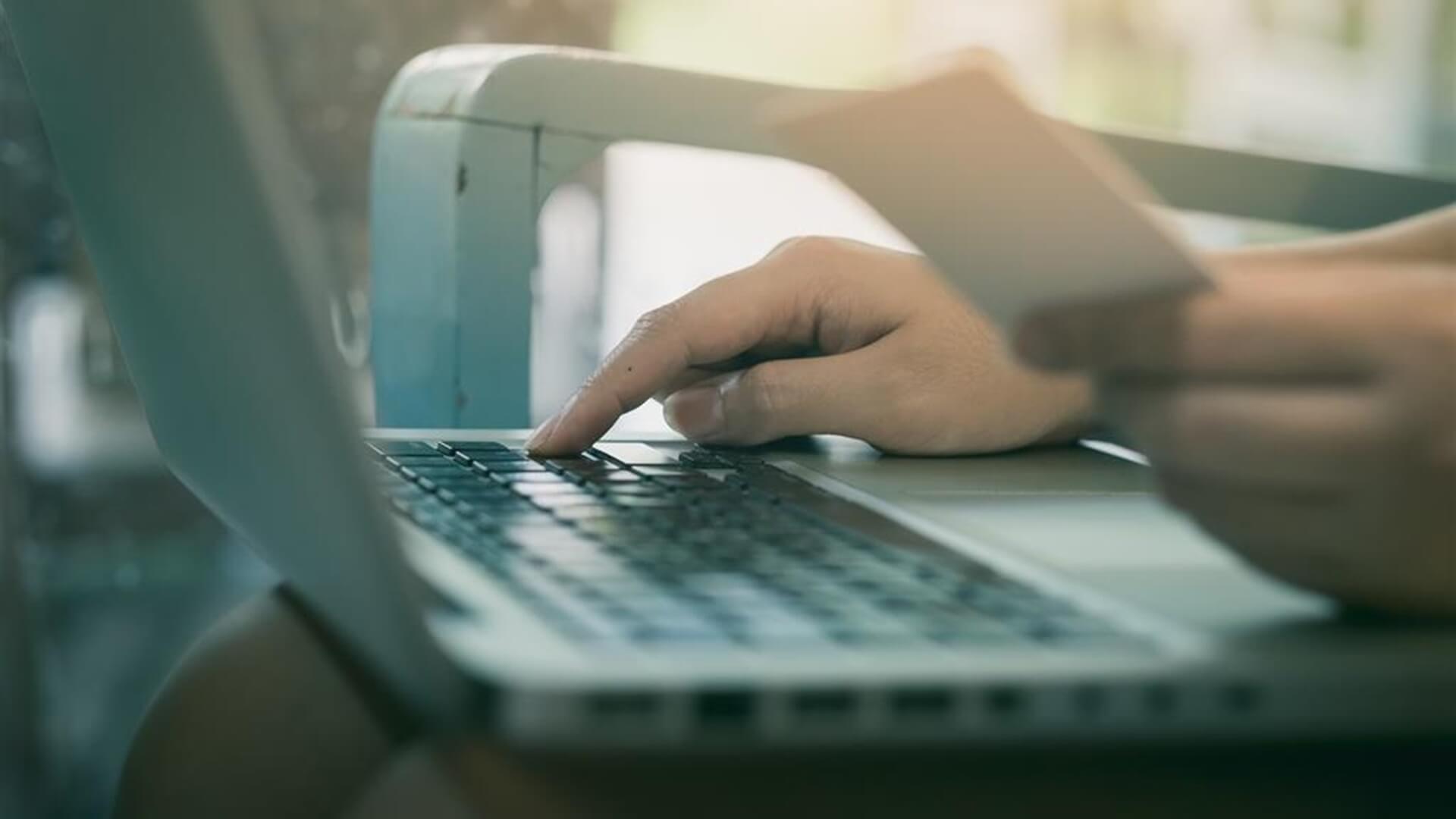 Niemal 30 tysięcy złotych stracił białostoczanin, który próbował przez internet sprzedać wózek