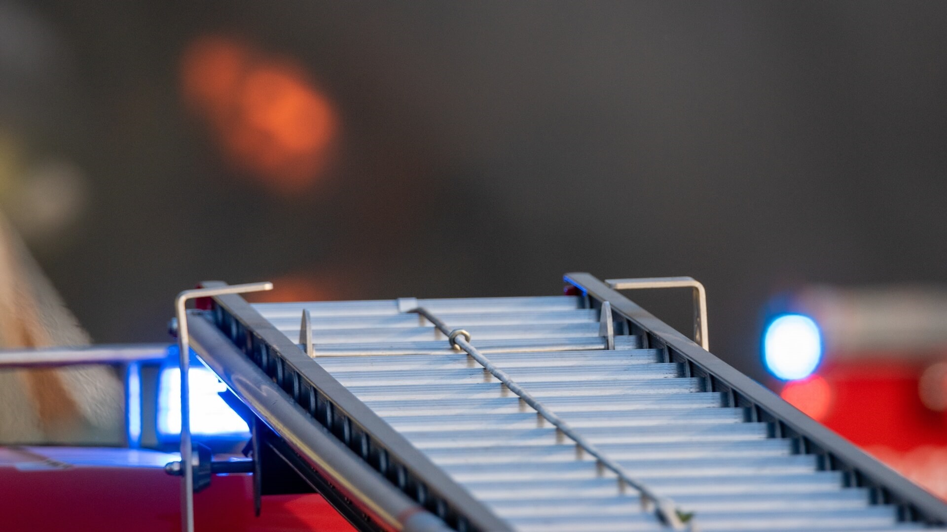 Pożar piwnicy w bloku przy ul. Rzemieślniczej w Białymstoku - 4 policjantów trafiło do szpitala