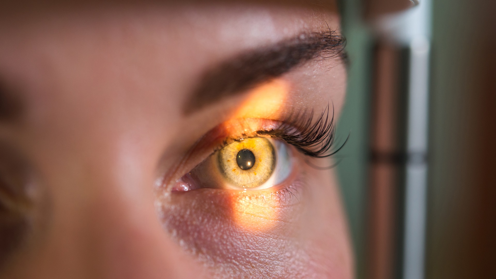 Specjalista okulistyki: koronawirus może wniknąć do organizmu przez oczy