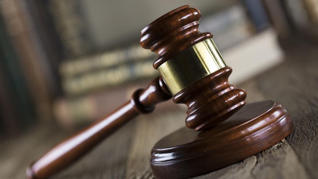 Klaps w pośladek będzie byłego policjanta drogo kosztował