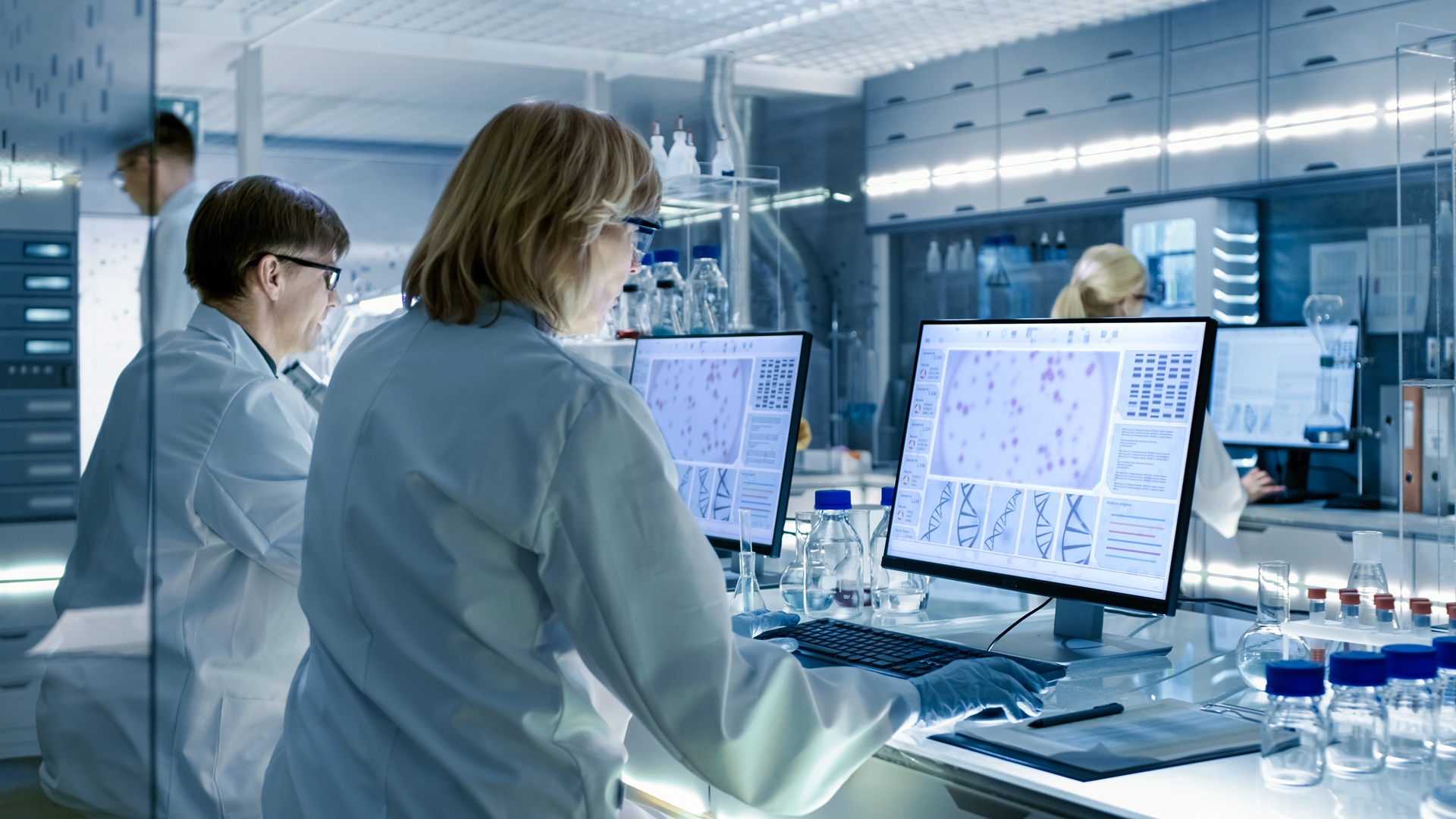 Lokalna firma wyposażyła białostockie laboratorium badające próbki na obecność koronawirusa w nowe meble