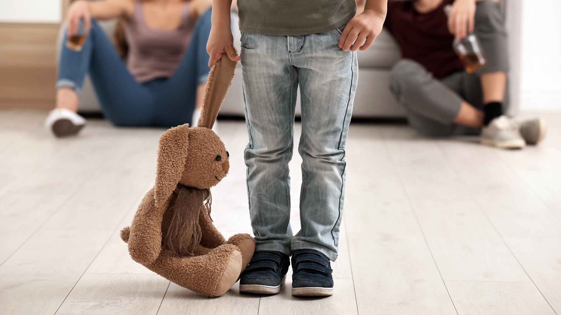 1,5-roczna dziewczynka i 3,5-letni chłopiec chodzili sami po sokólskiej ulicy - pijani rodzice trafili do aresztu