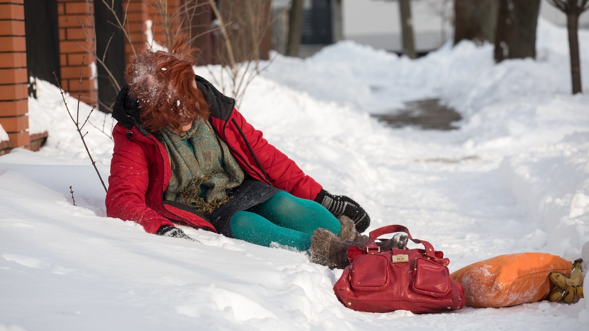 Dzięki czujności mieszkańca Białegostoku służby uratowały przed zamarznięciem młodą kobietę