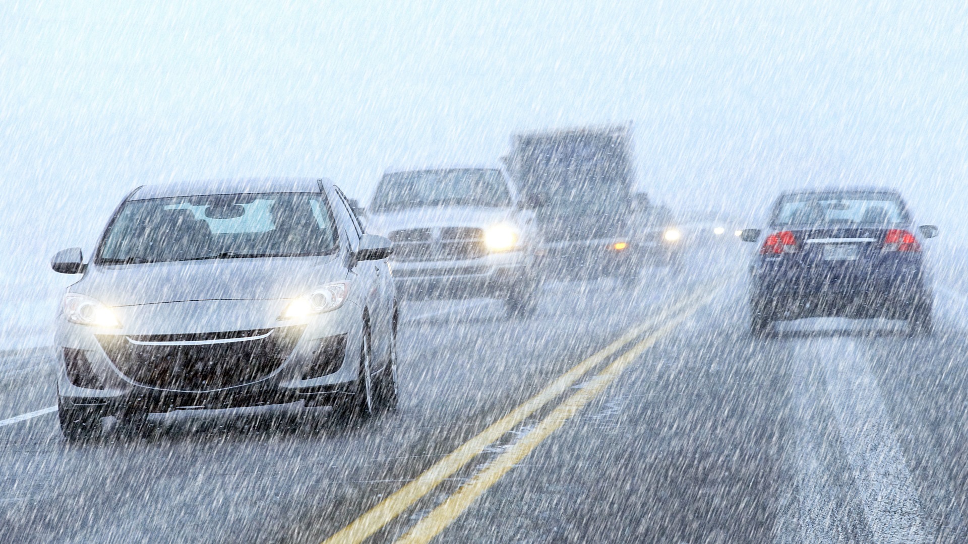 W Podlaskiem padał śnieg - drogi mogą być śliskie