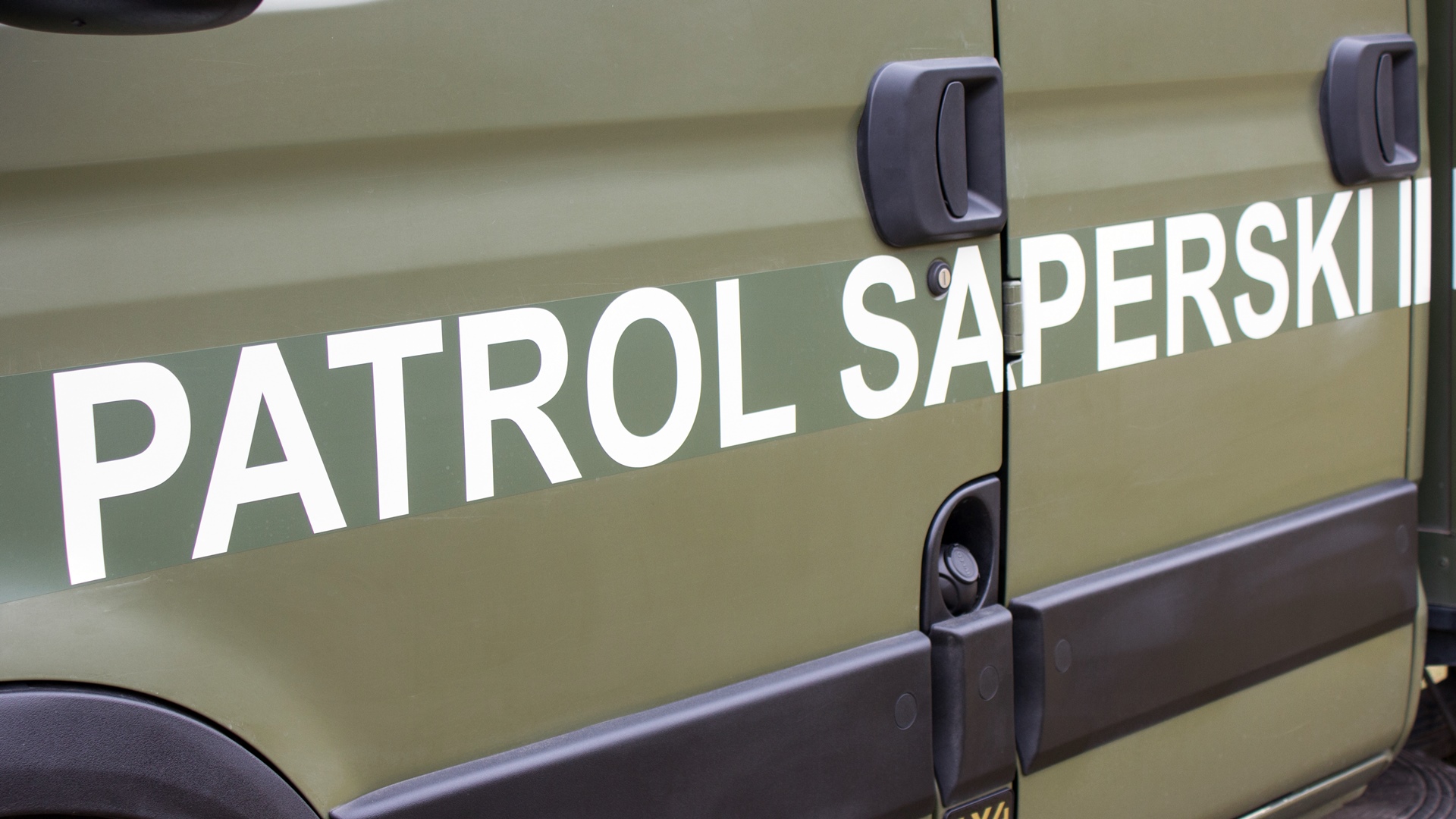 Granat niewiadomego pochodzenia znaleźli policjanci w garażu we wsi Grądy-Woniecko