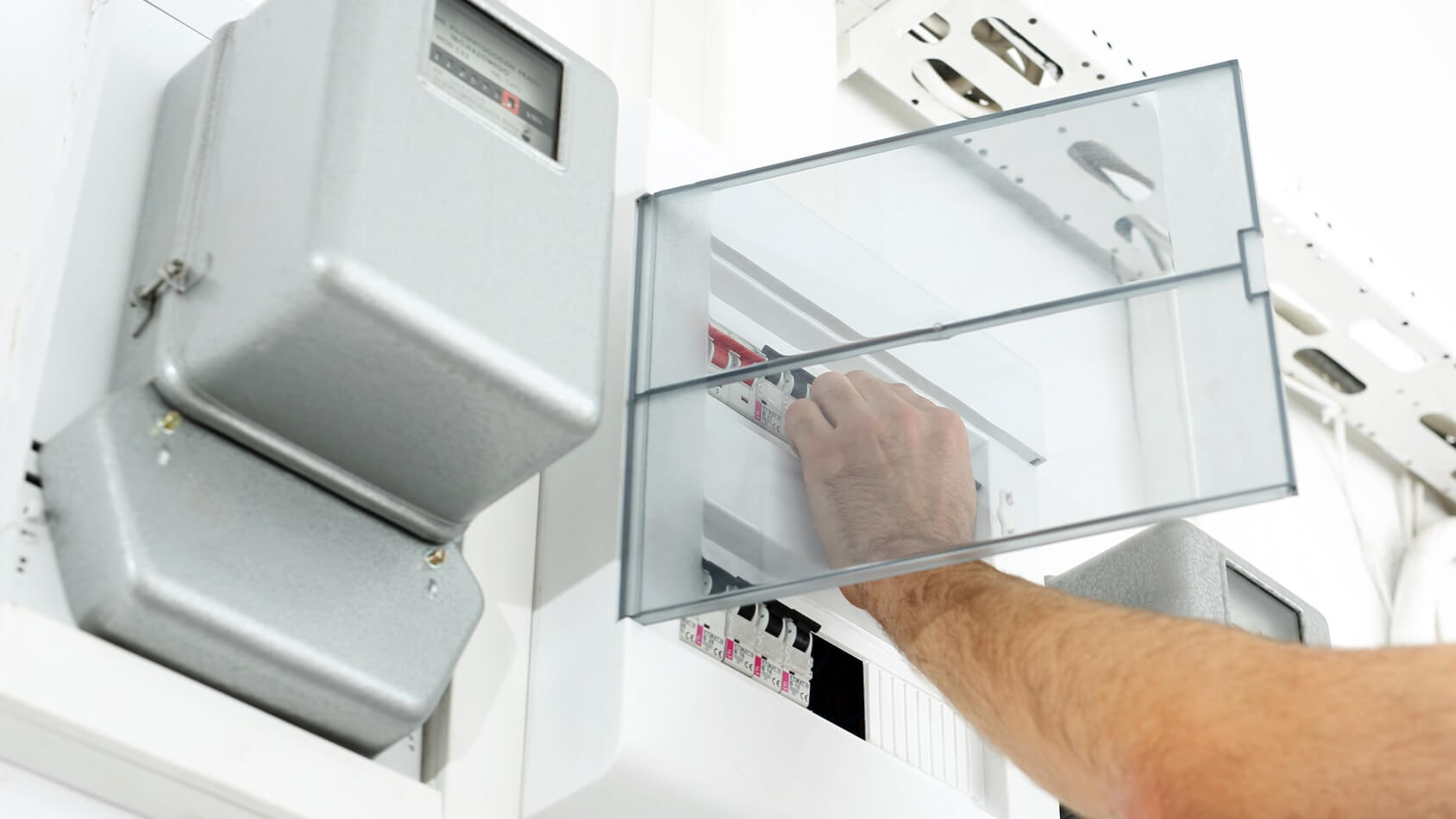 Kable na chodnikach i ścieżkach rowerowych stwarzają zagrożenie - mówią augustowianie