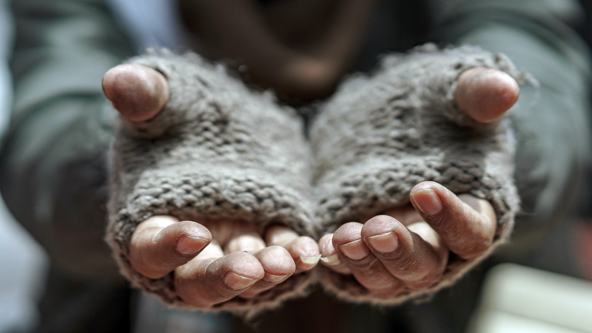 Jak wspierać i pomagać osobom ubogim?