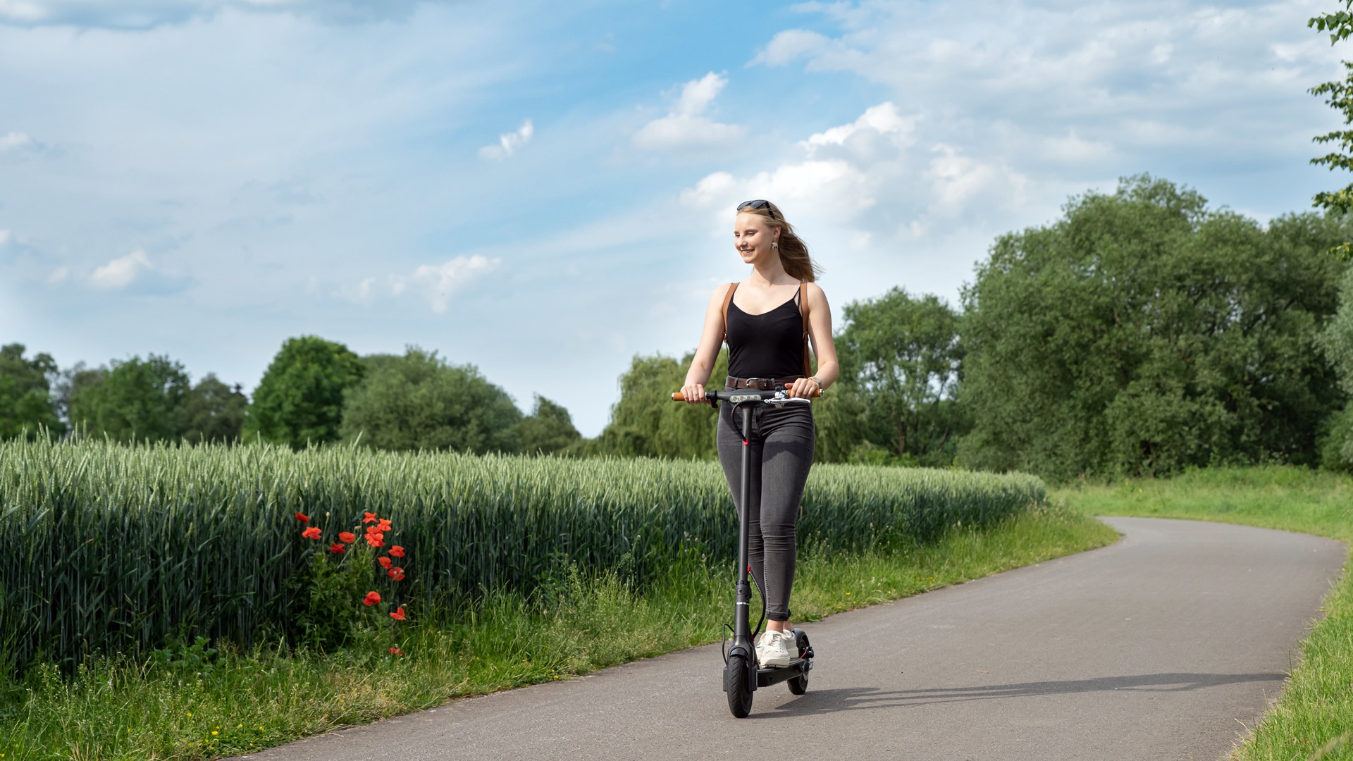 Na rower i hulajnogę. Z kaskiem czy bez?