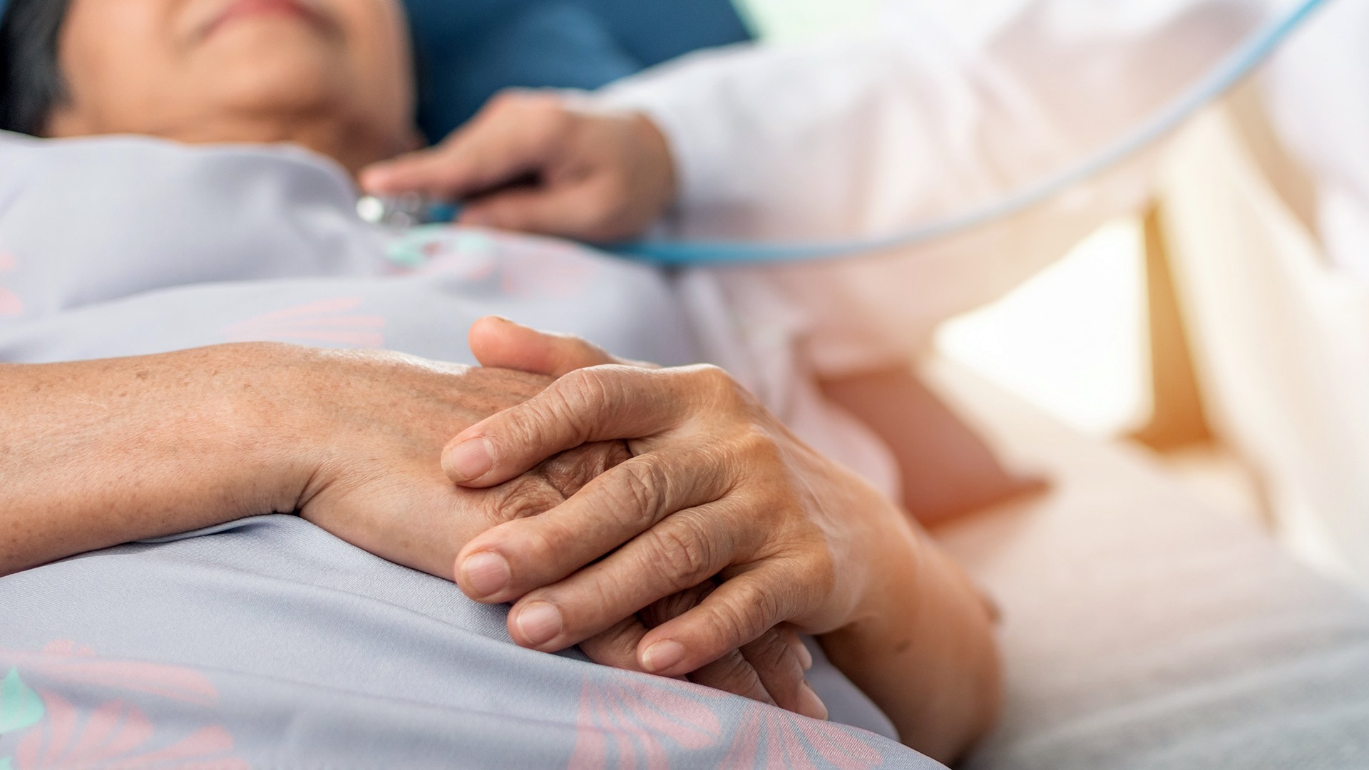 Wiceminister zdrowia: obowiązkowy pomiar temperatury i częstości oddechu w DPS-ach