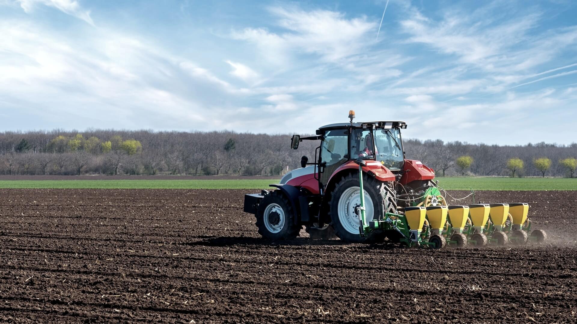 Śmiertelny wypadek. Mężczyzna zginął pod maszyną rolniczą