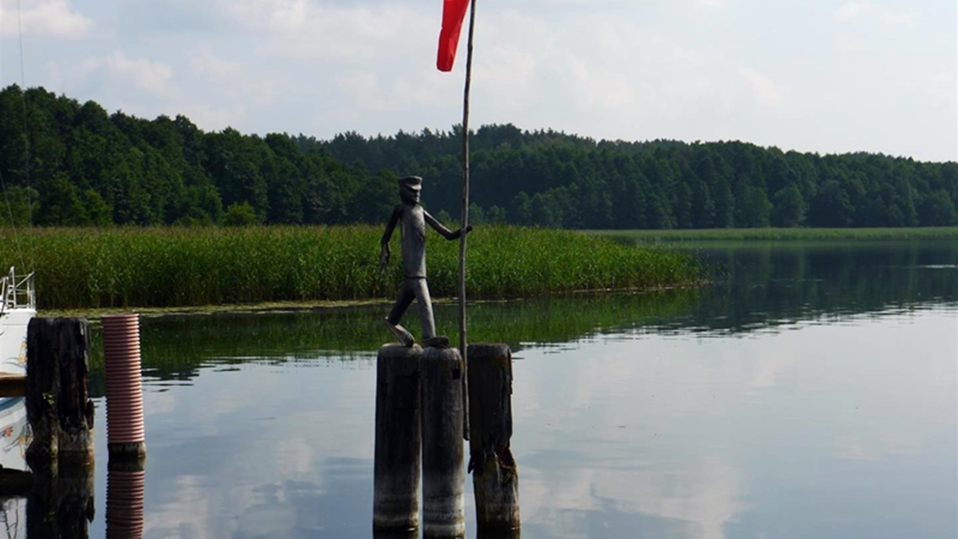 Mieszkańcy i turyści mogą bezpiecznie korzystać z kąpieliska w Starym Folwarku - w jeziorze Wigry nie ma sinic