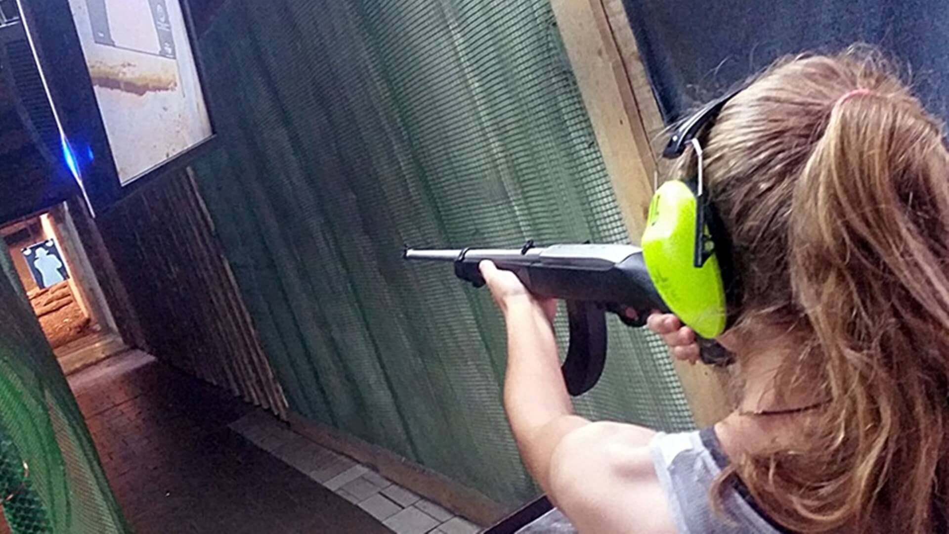 Na strzelnicy w Białymstoku można bezpłatnie postrzelać z karabinu pneumatycznego i skorzystać z porad trenerów