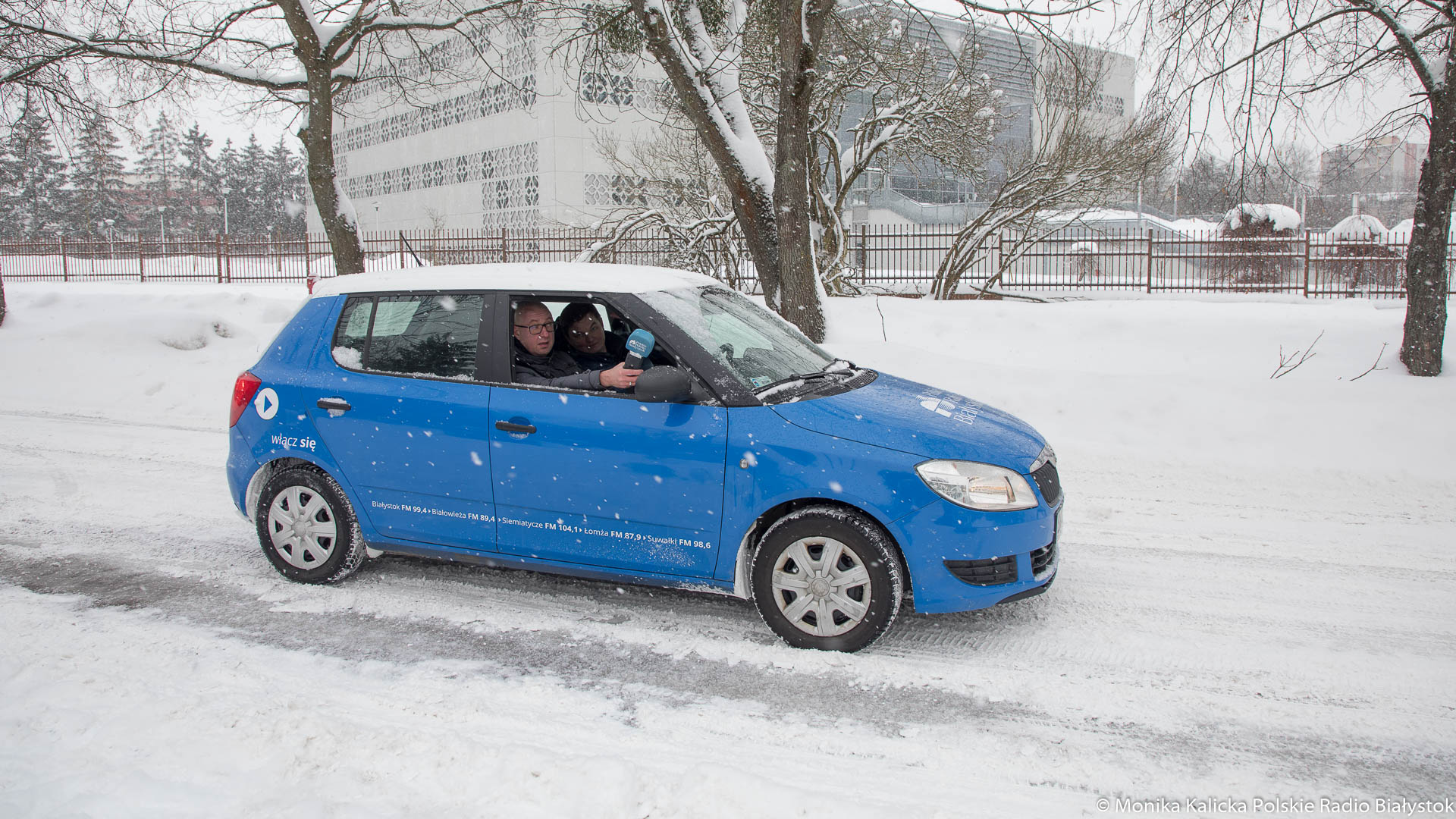 Hamowanie na nawierzchniach o różnej śliskości - eksperyment Kamila Kalickiego i Andrzeja Ryczkowskiego