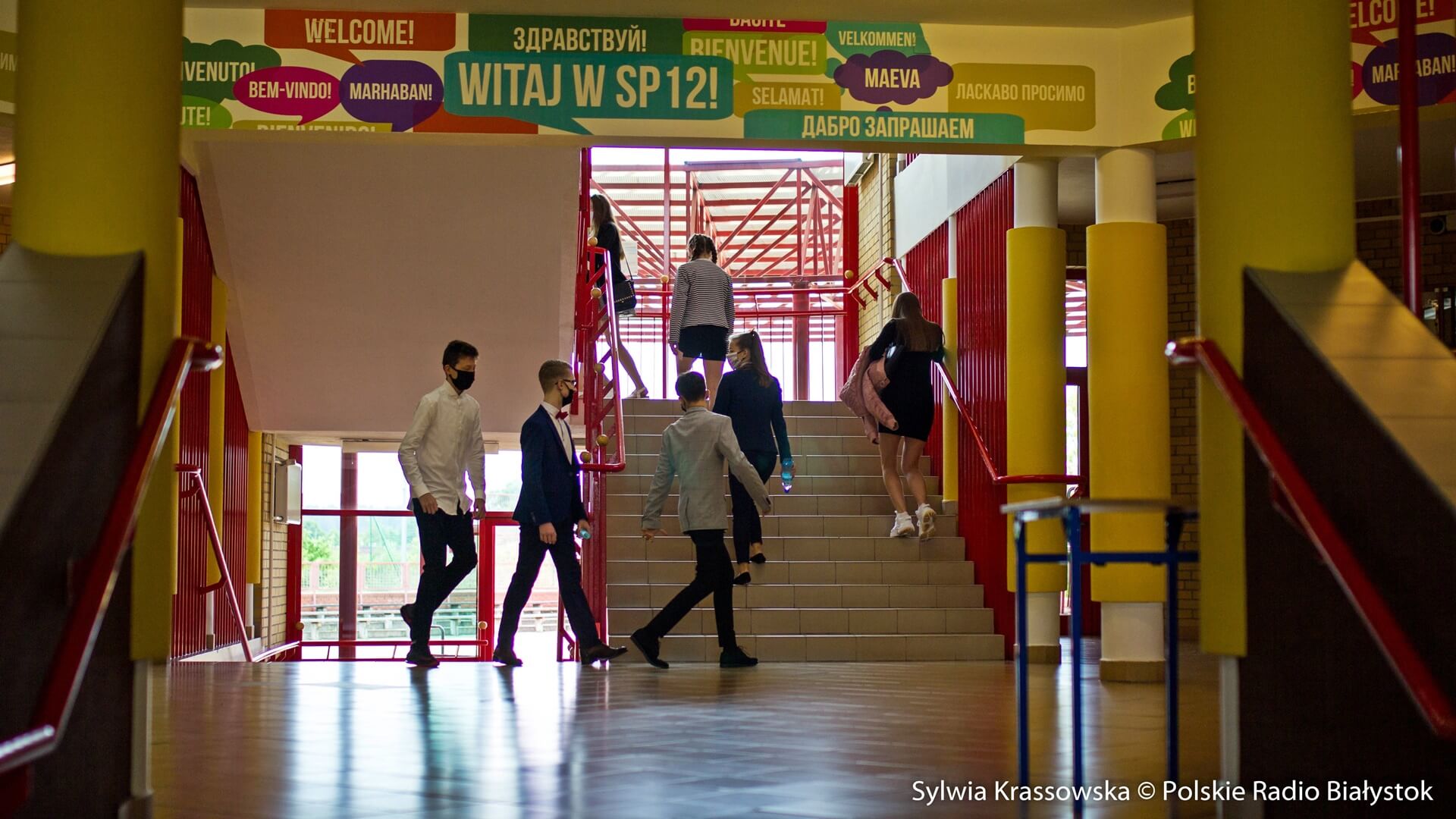 Uczniowie wracają do szkół - niektórzy z obawami z powodu pandemii