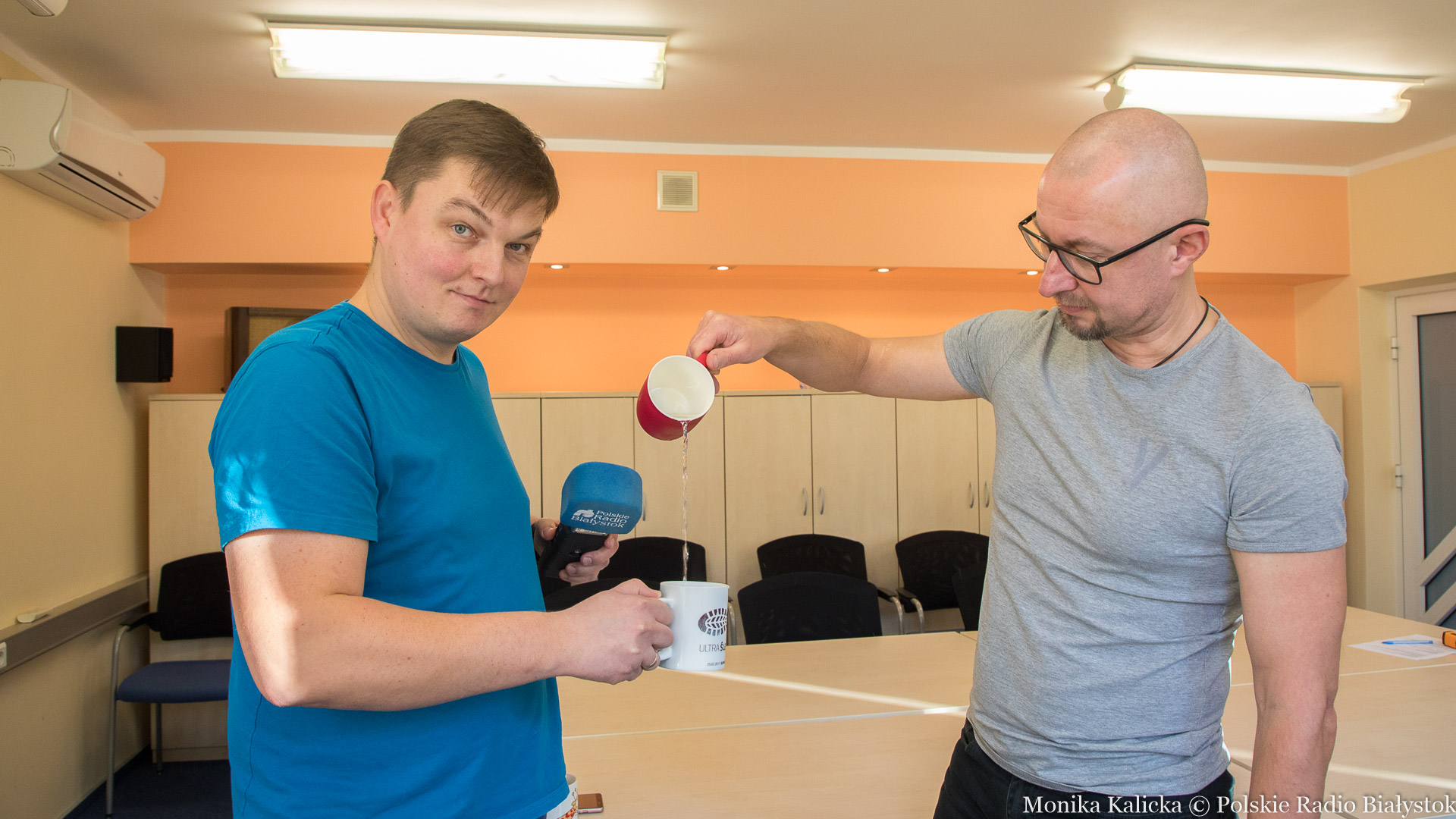 Jak najszybciej ostudzić napój? - eksperyment Andrzeja Ryczkowskiego i Kamila Kalickiego [zdjęcia]