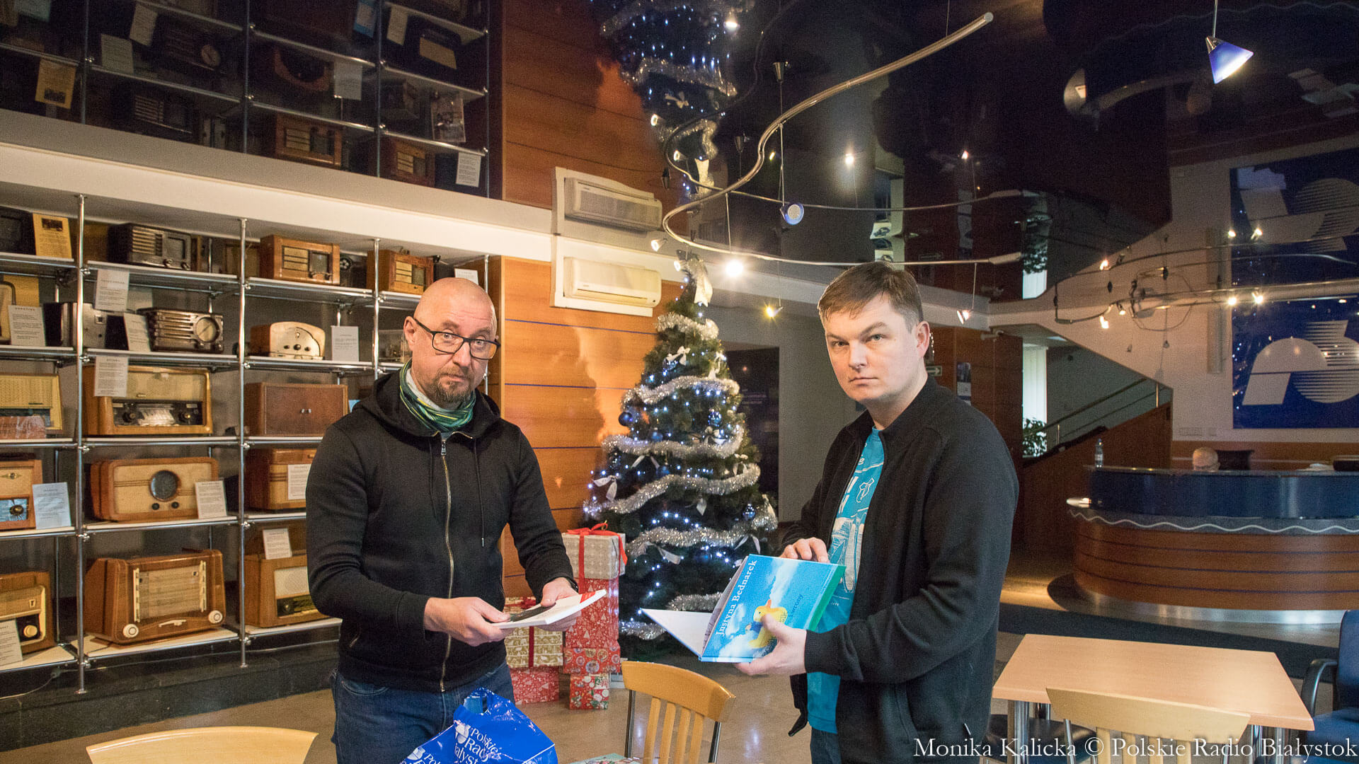 Książki, kilogramy i czas - eksperyment Kamila Kalickiego i Andrzeja Ryczkowskiego [zdjęcia]