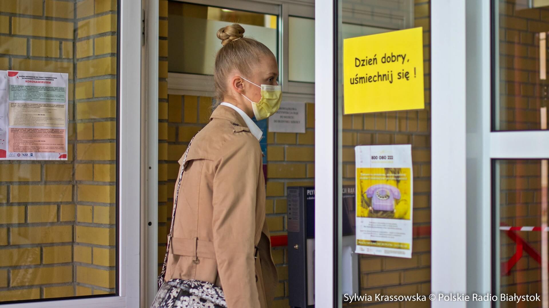 W szkołach maseczki powinny być obowiązkowe dla personelu i starszych dzieci