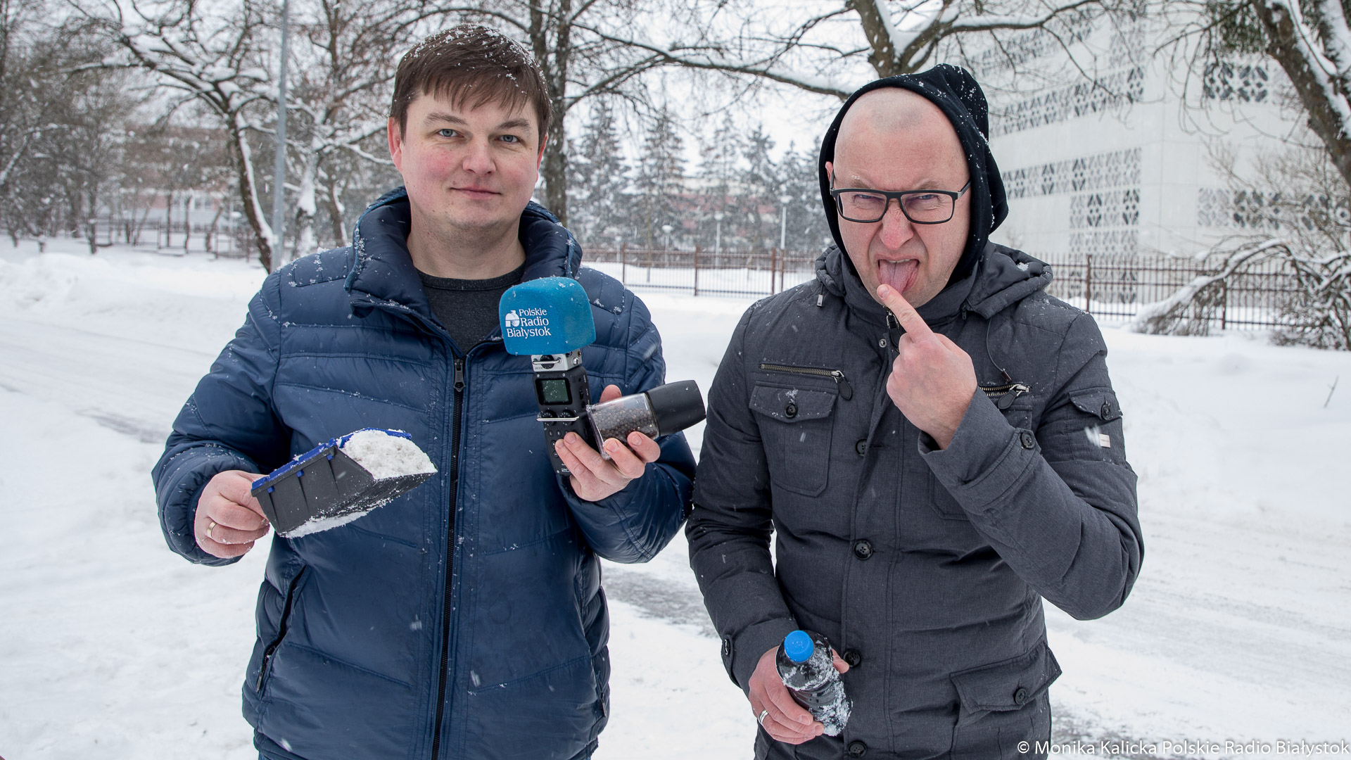 Czym sypnąć lód, by nie wywinąć orła - eksperyment Kamila Kalickiego i Andrzeja Ryczkowskiego [zdjęcia]