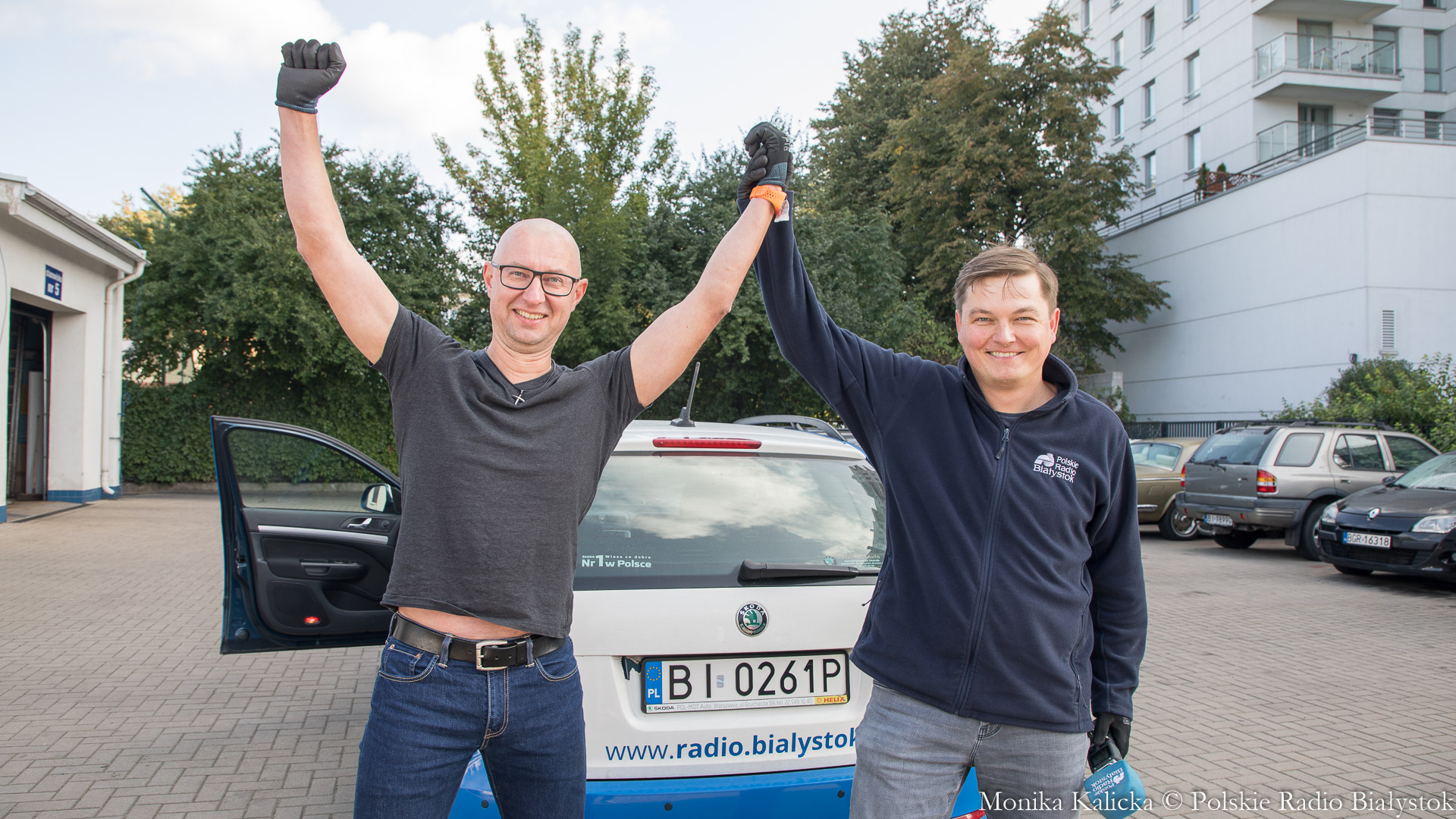 Radiowi eksperymentatorzy wymieniali koła na czas [zdjęcia]