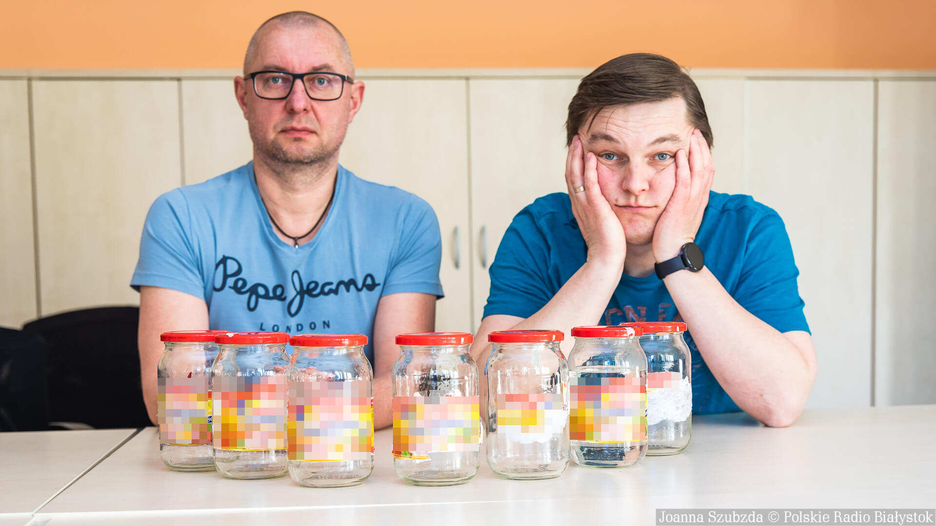 Jak pozbyć się niepotrzebnych etykiet ze szklanych opakowań? Sprawdzają Andrzej Ryczkowski i Kamil Kalicki