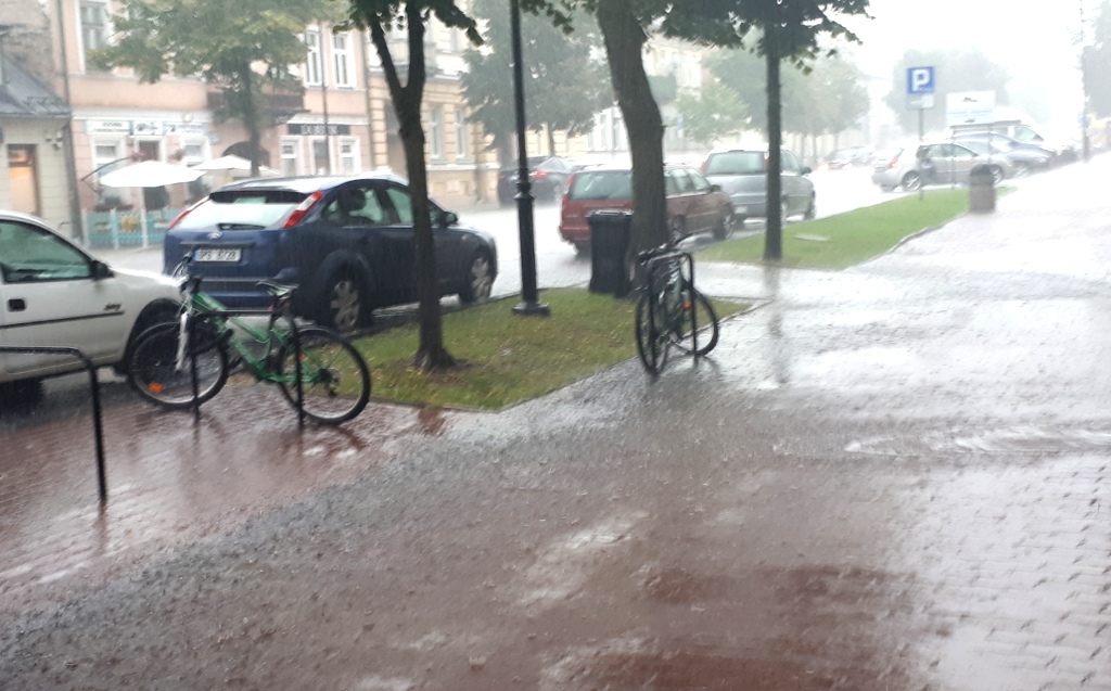 Zalane ulice i piwnice w Suwałkach i Dąbrowie Białostockiej