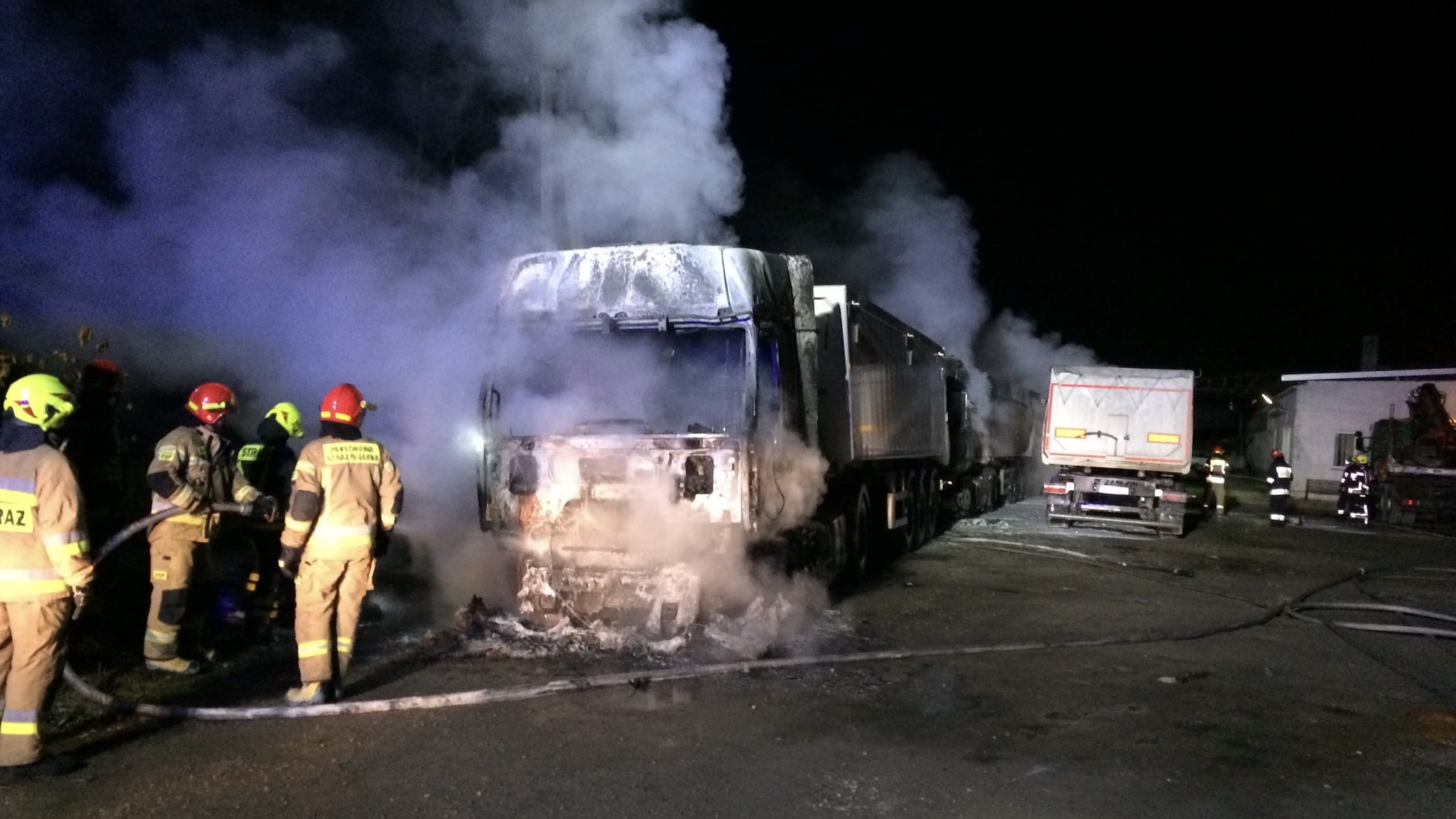 Trzy ciężarówki, które spłonęły na jednej z prywatnych posesji w Augustowie zostały podpalone