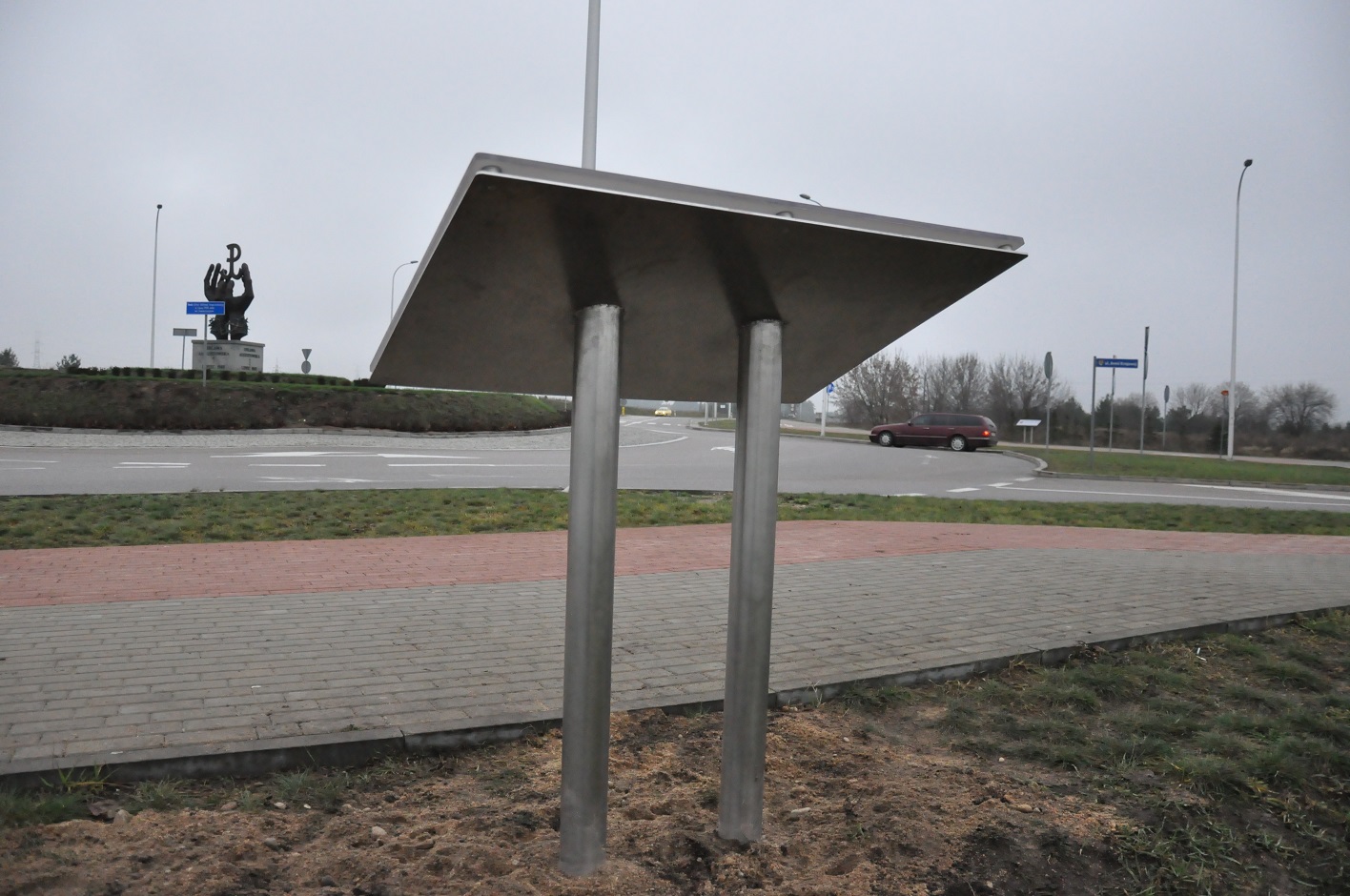 Trzy tablice zainstalowano wczoraj na rondzie upamiętniającym ofiary obławy augustowskiej