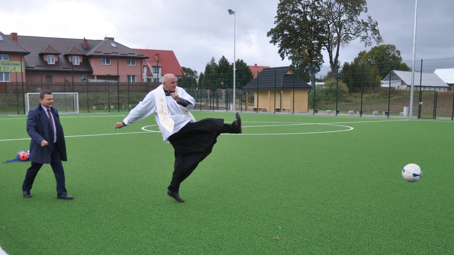 Za 1,6 mln zł opuszczone wysypisko w Jeleniewie zamieniło się w nowoczesne boisko