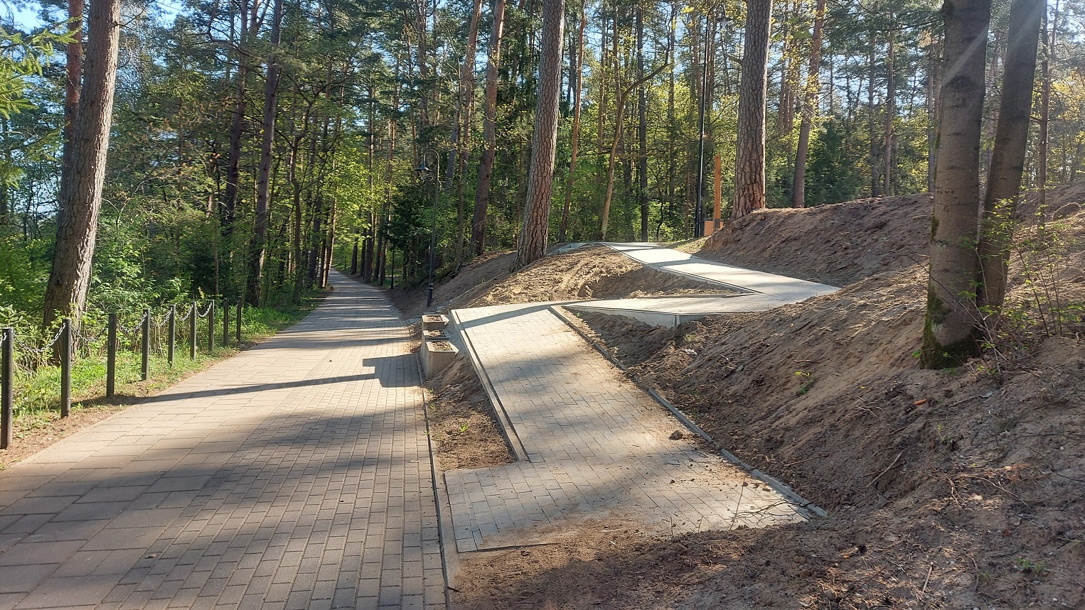 Na niebezpieczny zjazd nad jeziorem Necko zwracają uwagę mieszkańcy Augustowa