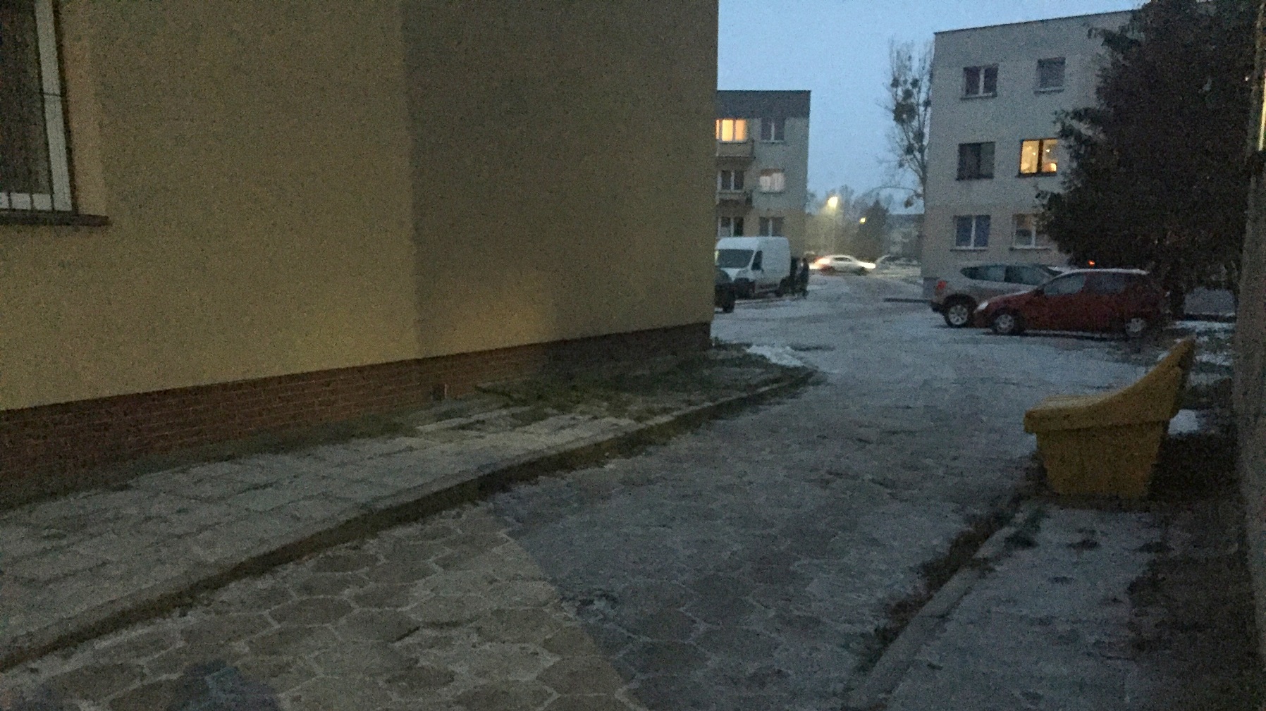 Mieszkańcy bloków między ulicami Parkową a Piłsudskiego w Sejnach narzekają na zły stan drogi